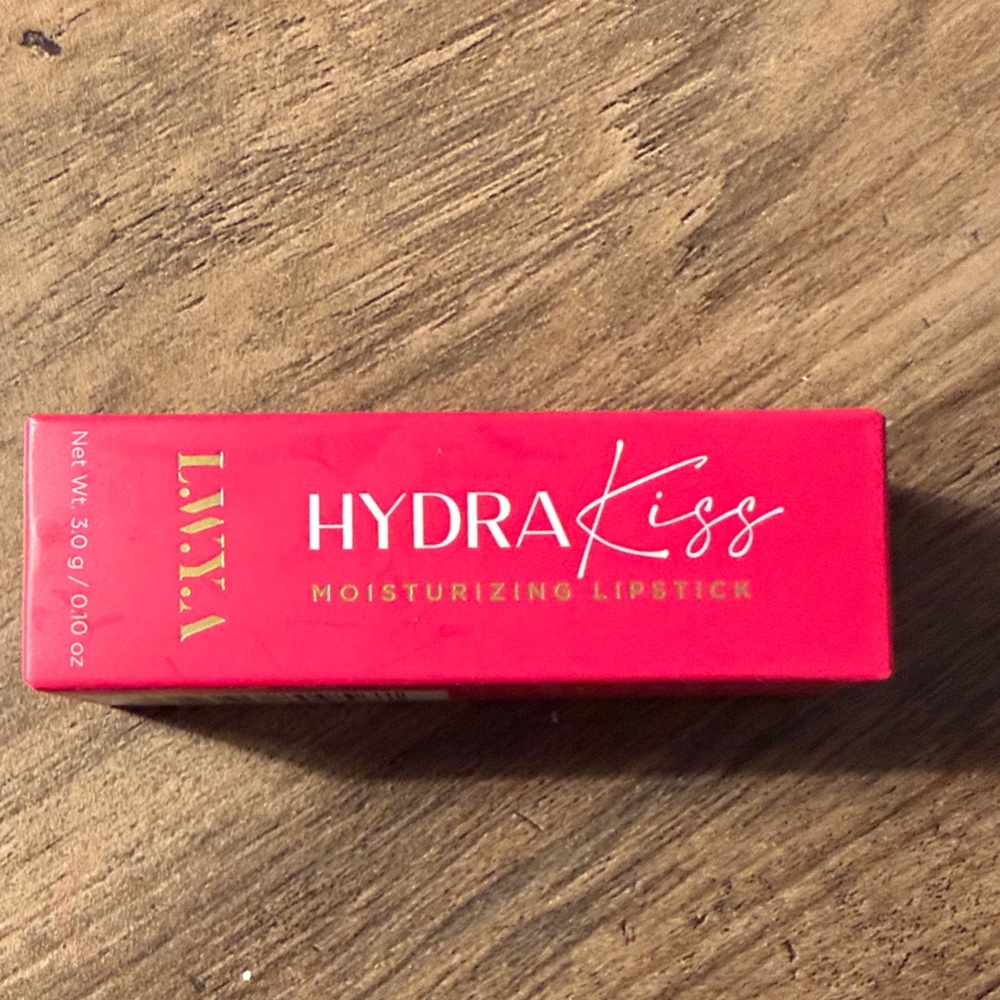 HydraKiss Moisturizing Lipstick - Bold Red